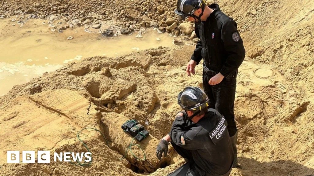 WW2 Bomb Safely Detonated in Paris Suburb After Thousands Evacuated