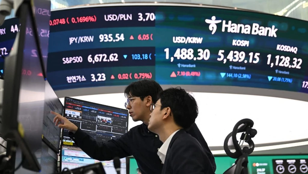 Asian Stocks Climb Amid Trump's Iran U-Turn