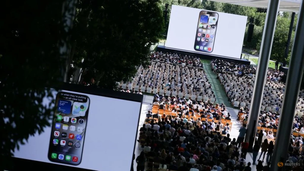Apple Launches AI-Powered Siri Overhaul at WWDC
