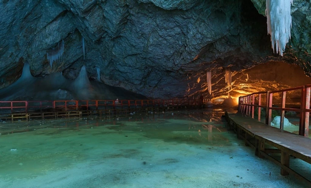 Ancient Bacterium Found in 5,000-Year-Old Ice Resists Modern Antibiotics