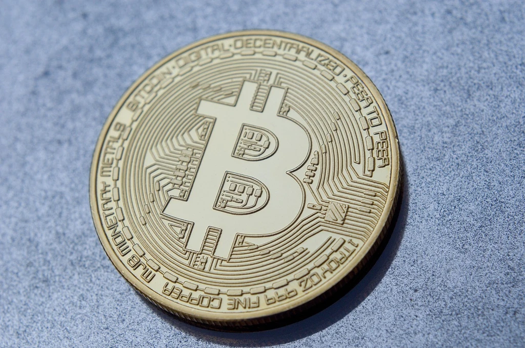 Bitcoin Slides to $58K as ETF Outflows and Options Expiry Pressure Market
