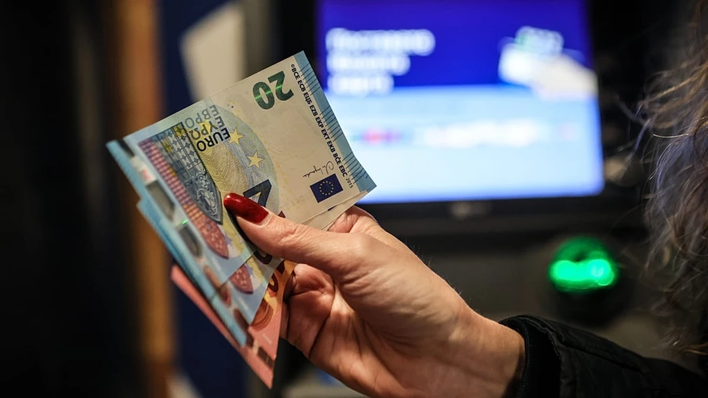 Europe's Real Wages Decline Despite Nominal Growth: Who's Falling Behind?