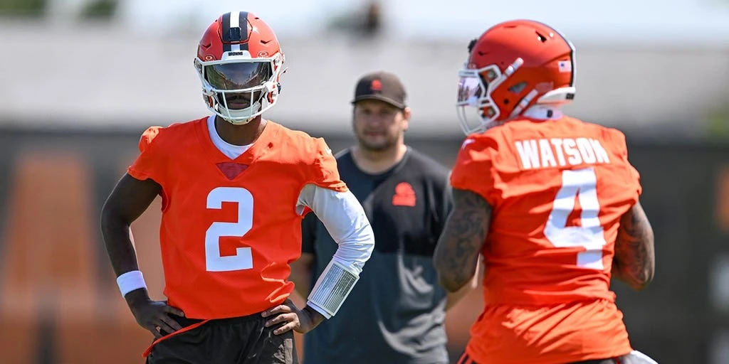 Browns Coach Monken Keeps QB Competition Open Amid Uneven Reps and Shedeur Sanders Buzz