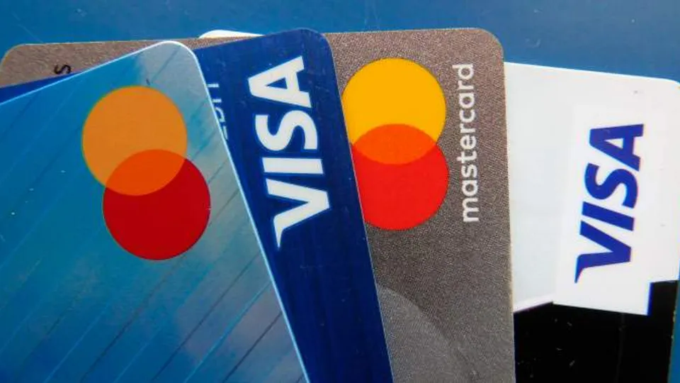 Canadians Lean Heavily on Credit Cards Amid Rising Debt
