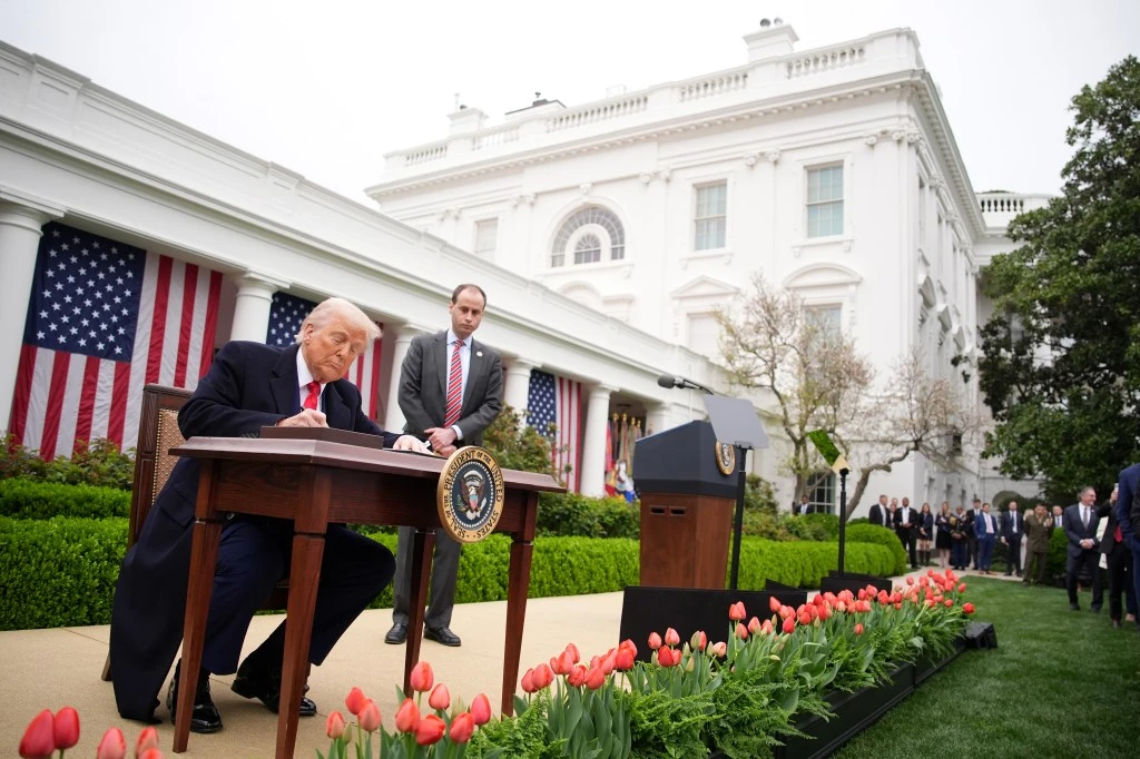 Conservative Economics at a Crossroads: The Battle for Its Future
