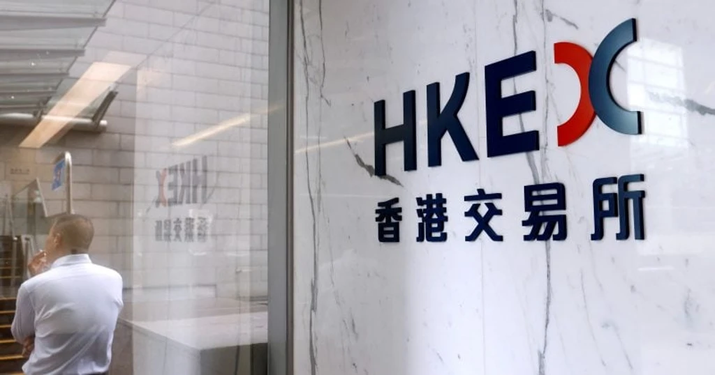 Mainland Investors Sell Hong Kong Stocks for First Time in Three Years