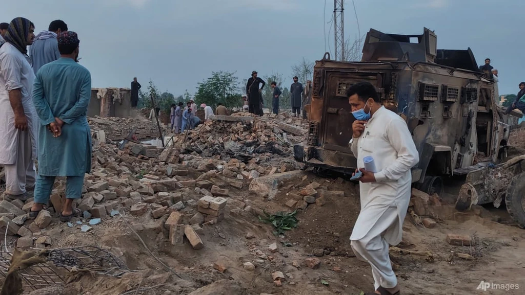 Deadly Car Bombing and Ambush Kills 14 Pakistani Police Officers