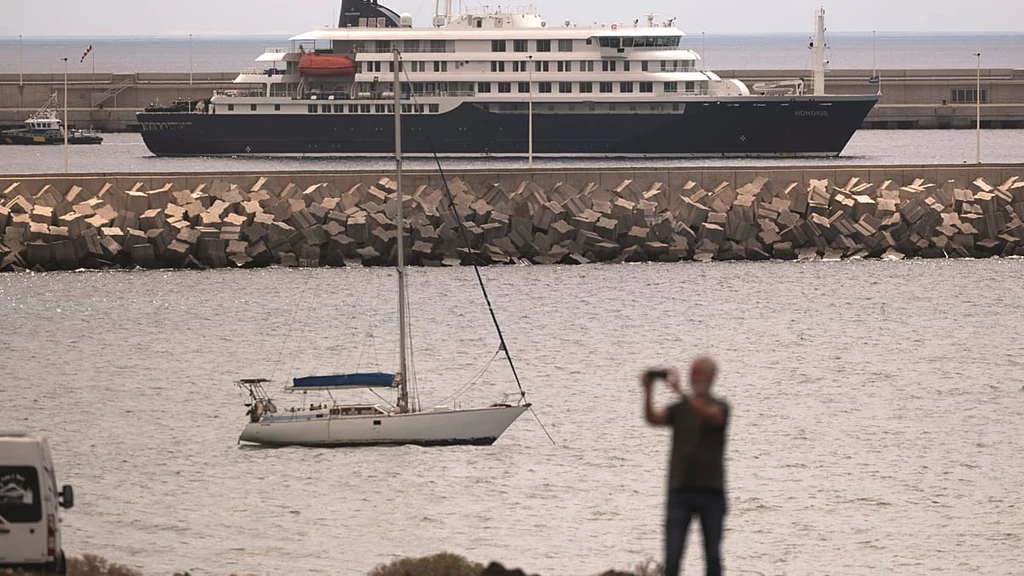 American Doctor Freed from Isolation After Hantavirus Cruise Ship Scare