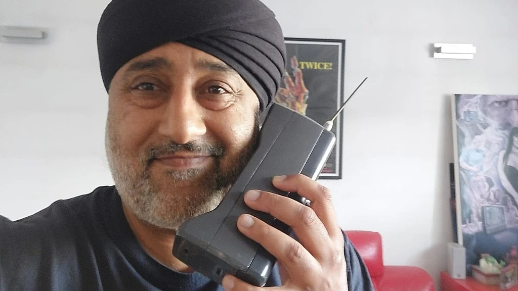 Why Collectors Are Hoarding Obsolete Tech Like iPods and Dumb Phones