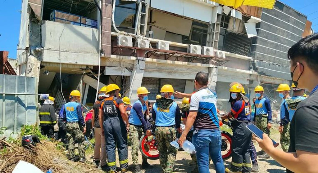 Deadly 7.8 Quake Rocks Philippines on First Day of School