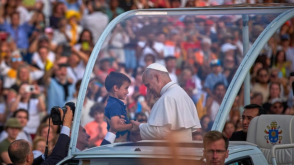 Pulitzer Photographer Captures Papal Moment in Barcelona After Viral Search