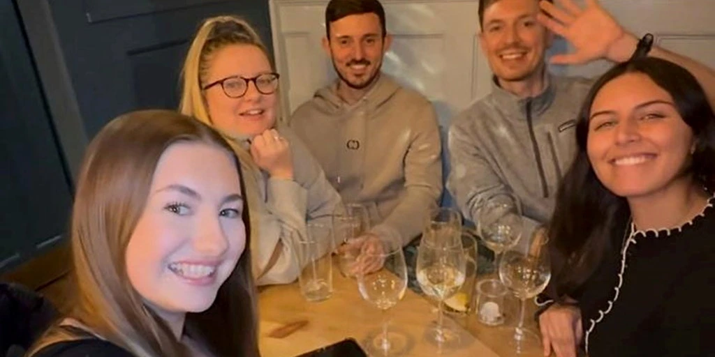 UK Man Creates 'Empty Chairs' Pub Meetups After Friend's Suicide