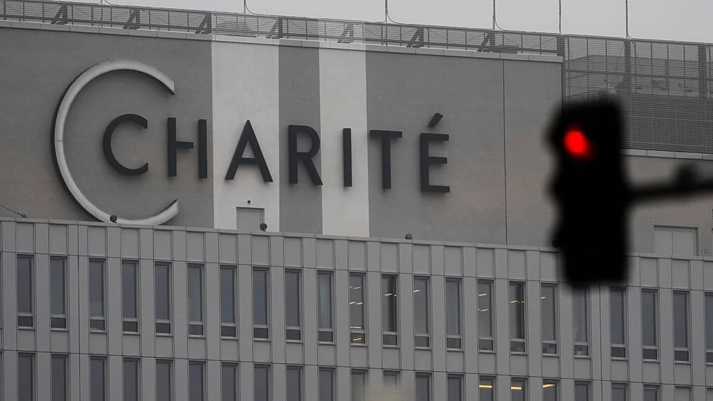 US Doctor with Ebola Airlifted to Berlin's Charité Hospital