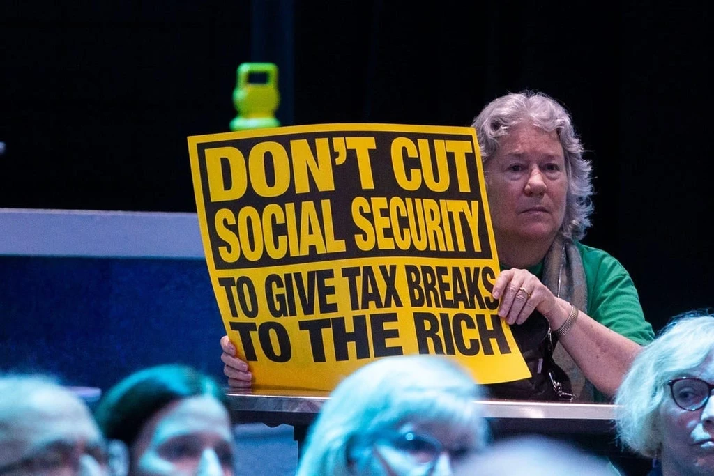 Ex-Social Security Chief: Raise Tax Cap on Wealthy to Avoid 22% Benefit Cut
