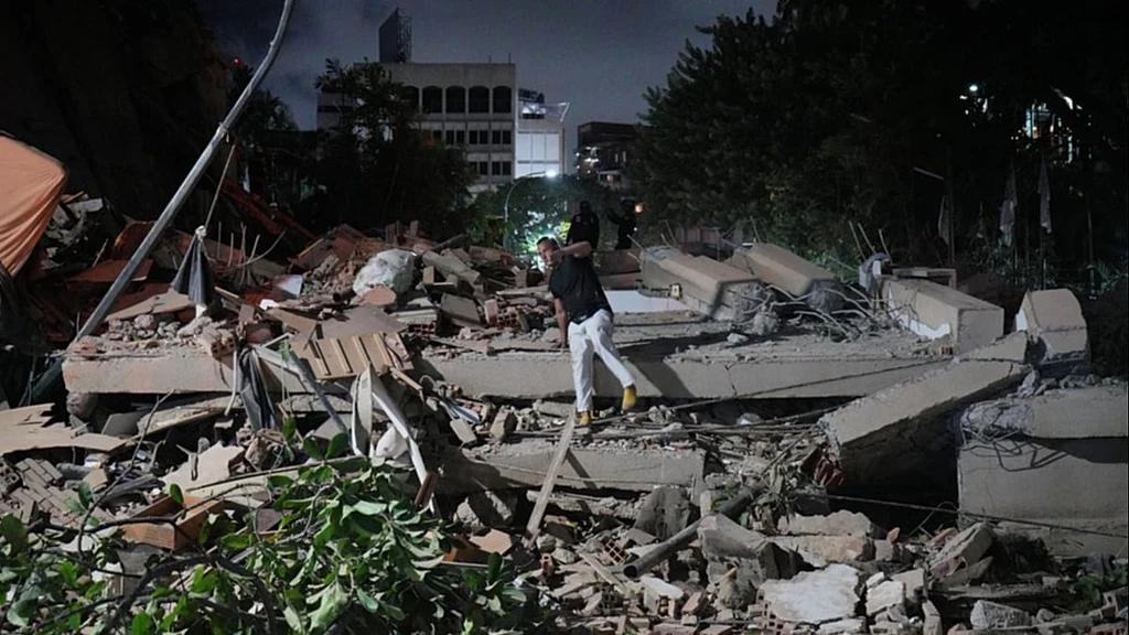 Twin 7.2 and 7.5 Earthquakes Strike Venezuela, Shut Airport and Trap Residents