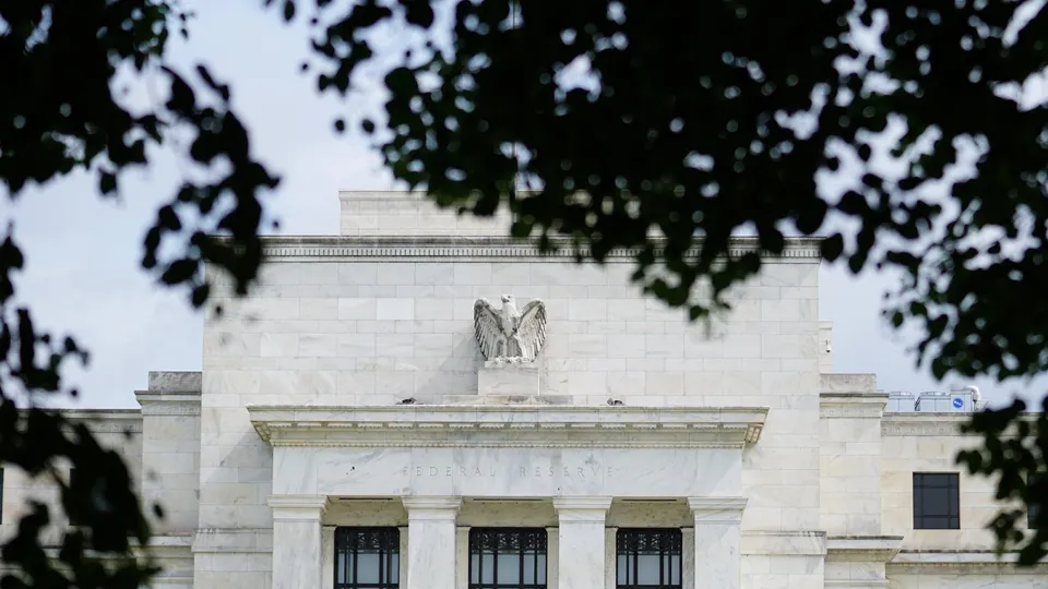 Fed Minutes Reveal Deep Divide on Interest Rates, AI's Economic Impact