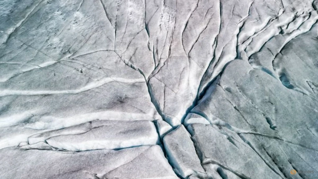 Swiss Glaciers Face Accelerated Collapse as Protective Snow Vanishes Early