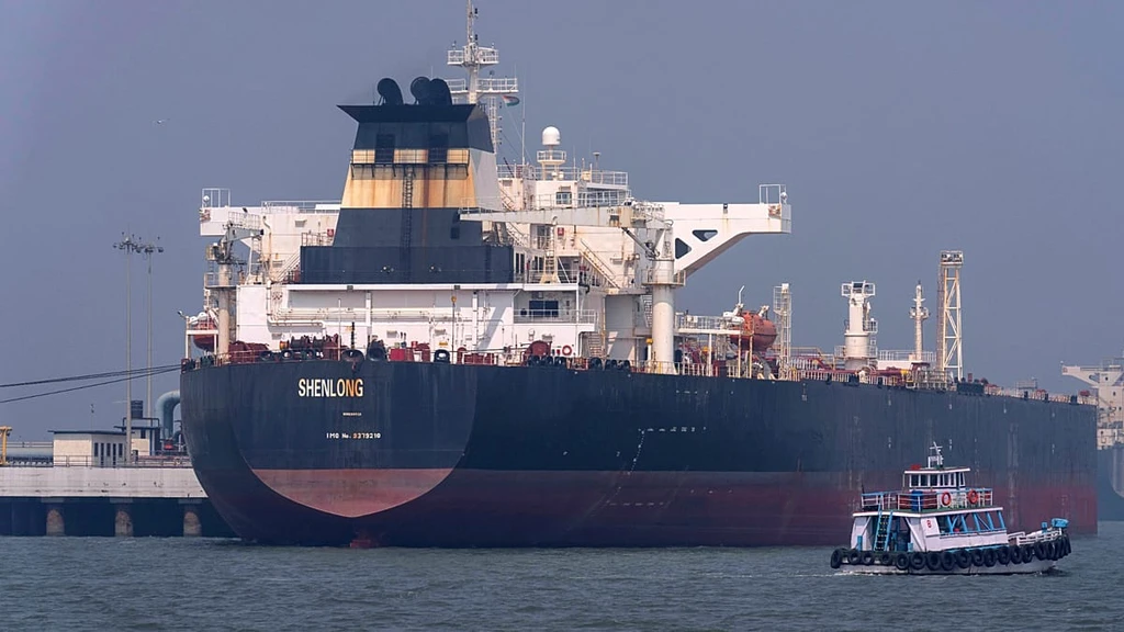 First Ships Transit Hormuz After US-Iran Ceasefire Agreement