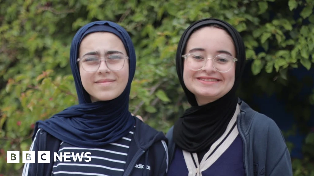 Gaza Sisters Turn Rubble into Reusable Bricks, Win Environmental Prize