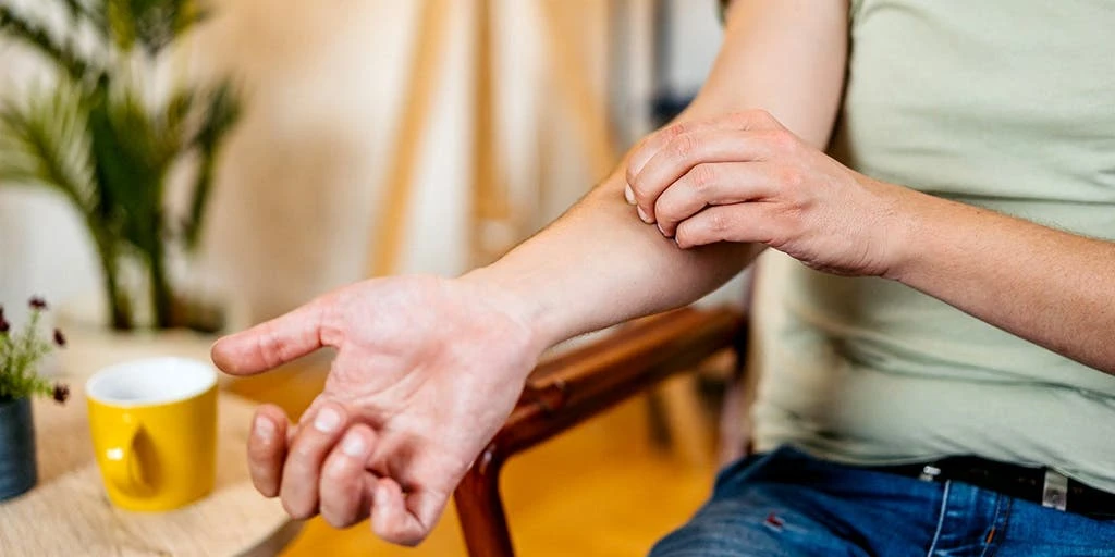 The Biological Paradox of Scratching an Itch