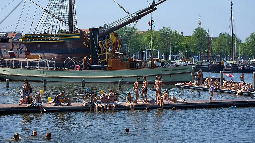 Record Heatwave Grips Europe, Closing Landmarks and Canceling Events