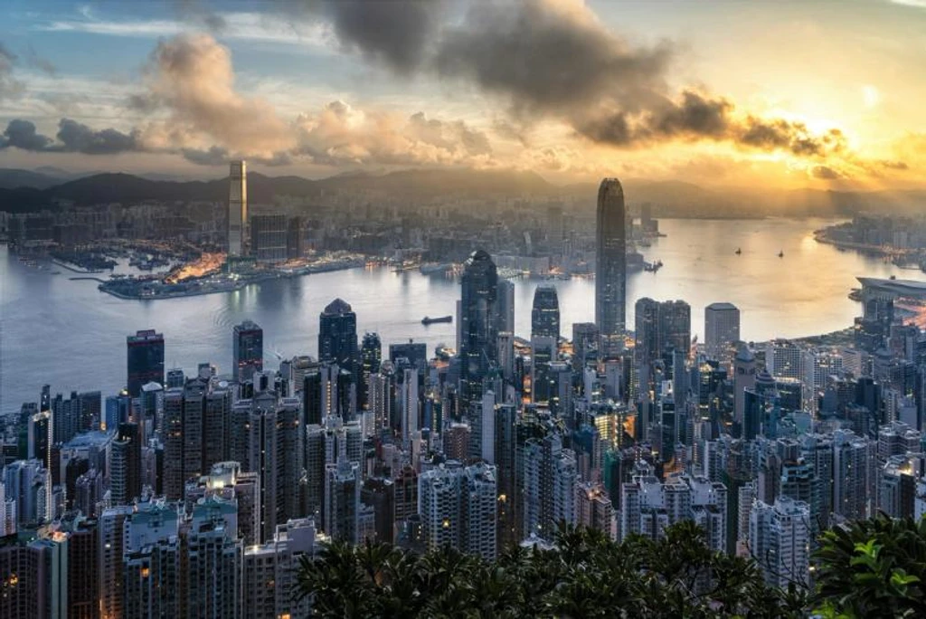 Hong Kong Grants First Stablecoin Licenses to Banking Giants HSBC and Standard Chartered