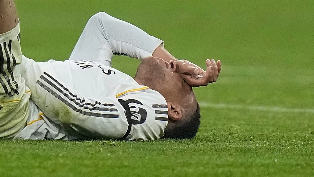 Mbappé Faces Fan Backlash Over Sardinia Trip During Injury