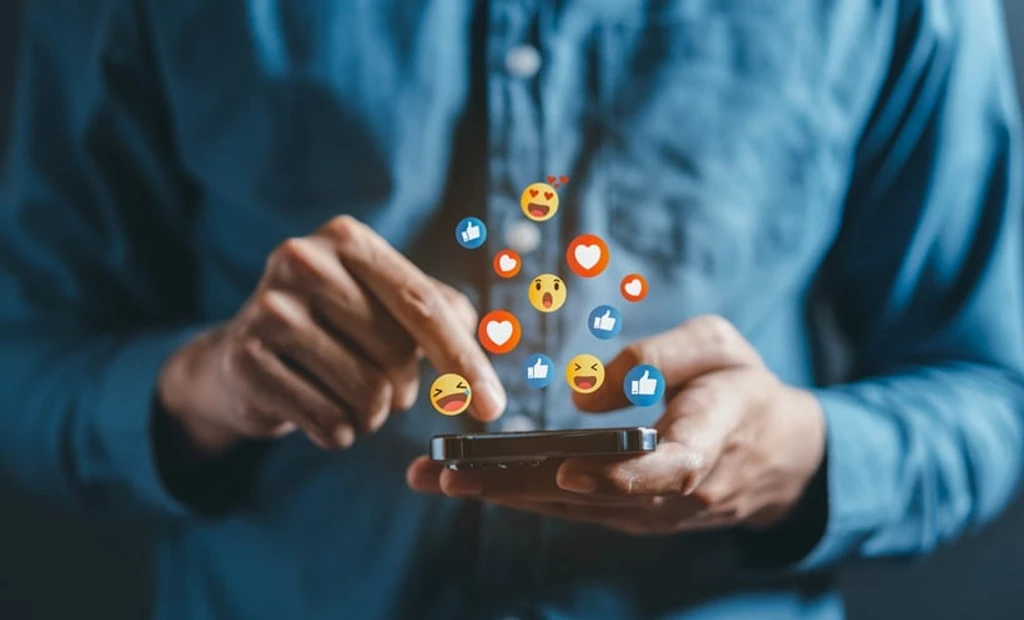 Social Media Use Linked to Eating Disorders in Young Adults