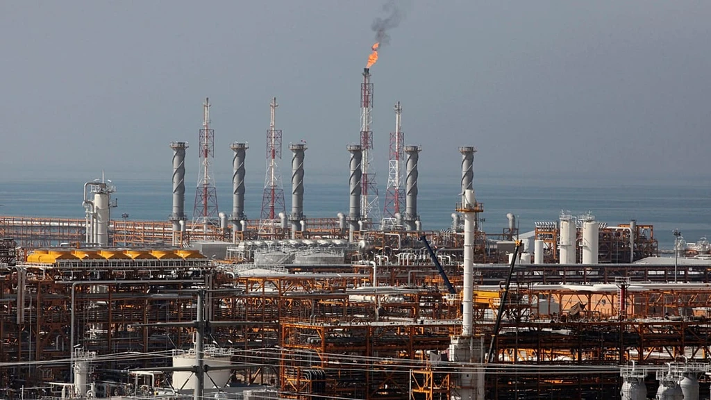 Tehran, Trump Trade Threats Amid Strait Ceasefire Push