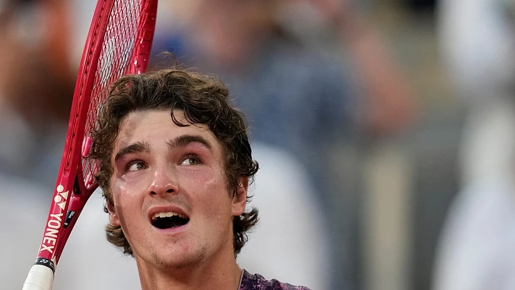 Fonseca Stuns Djokovic in Five-Set Roland Garros Epic