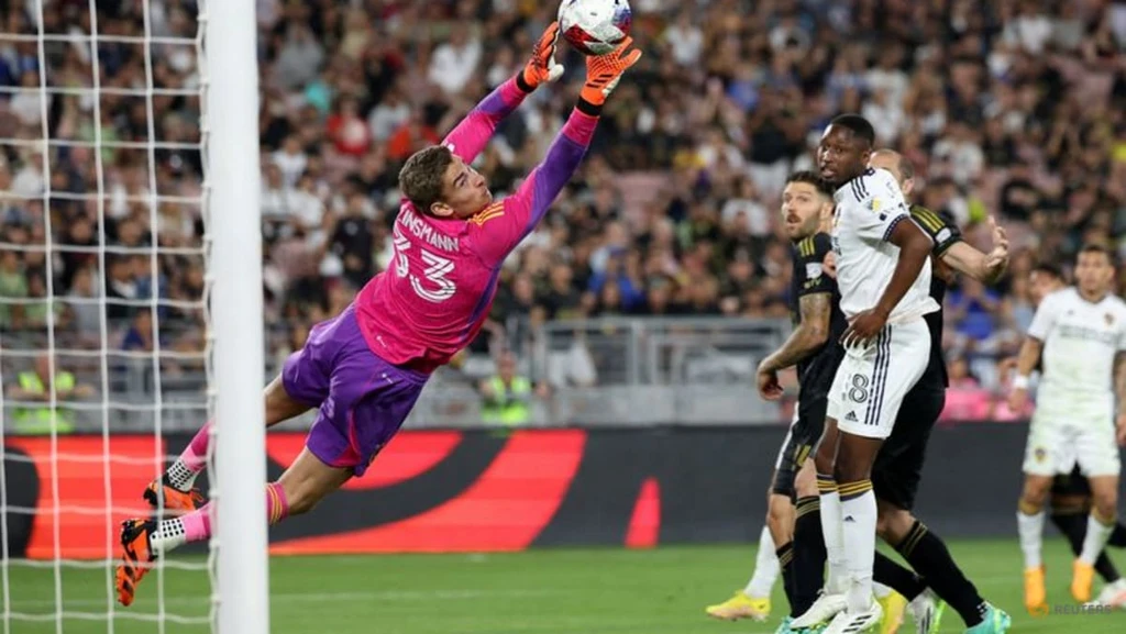 US Goalkeeper Klinsmann Out for Season With Spine Injury