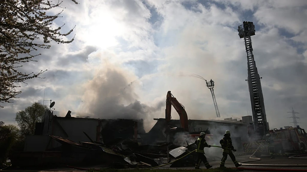 750 Evacuated After Major Fire at German Nightclub Near French Border