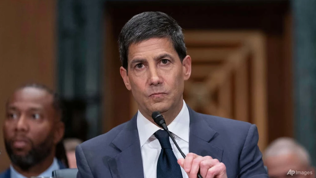 Fed Chair Warsh Faces Inflation Surge and Political Pressure in First Rate Decision