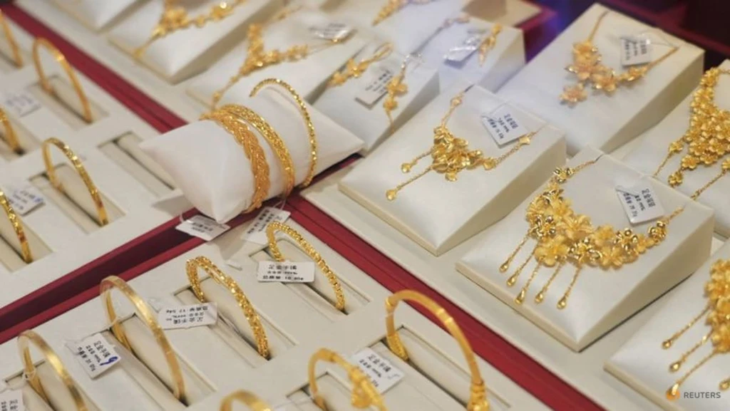 Gold's Record Rally Falters Amid Fed Rate Hike Fears and Strong Dollar