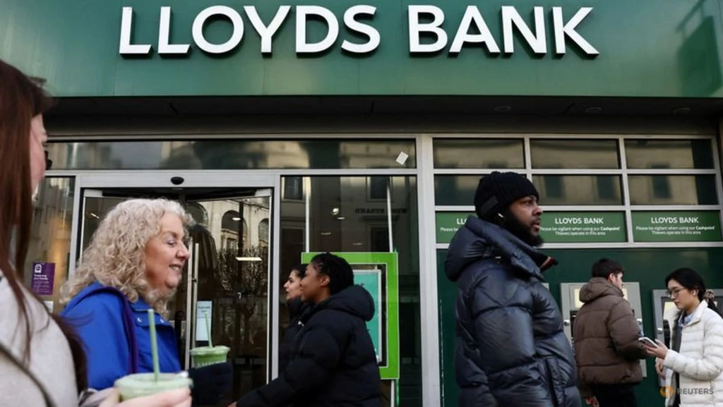Lloyds Bank Faces Scrutiny Over Customer Transaction Glitch