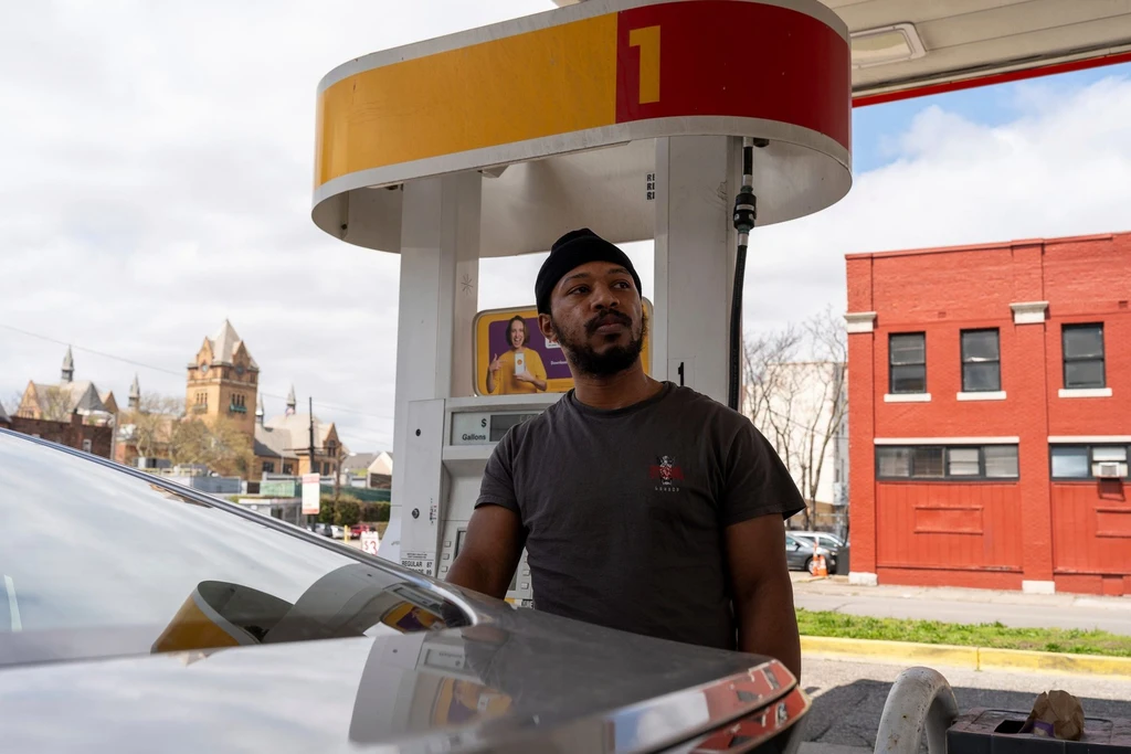 US Emergency Savings Drain as Transportation Costs Spike