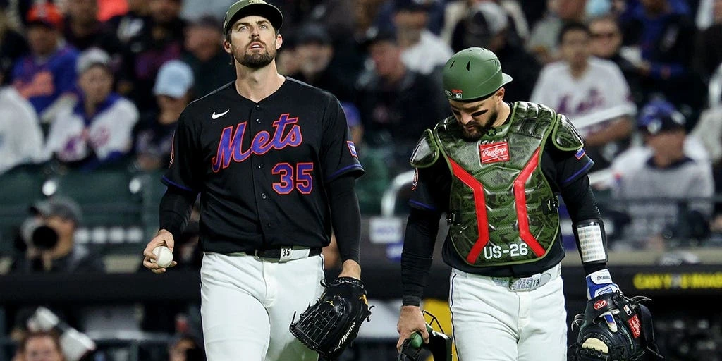 Mets' Holmes Breaks Leg on 111 mph Combacker, Stays in Game