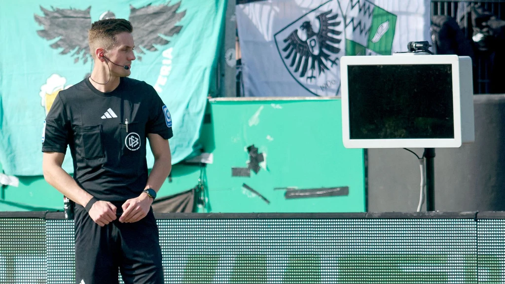 Fan Disables VAR Monitor During German Football Match
