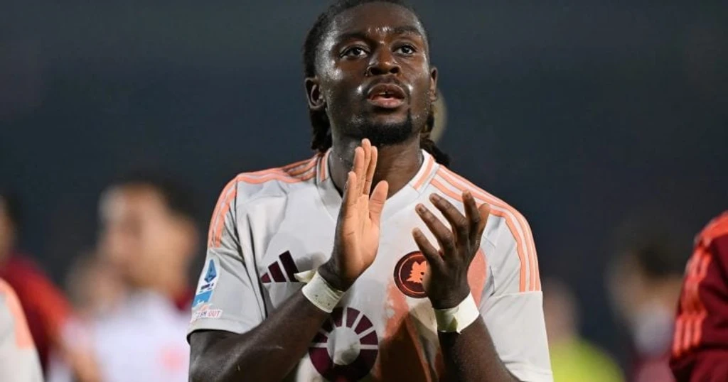 Manchester United and Chelsea Battle for Roma Midfielder Manu Koné