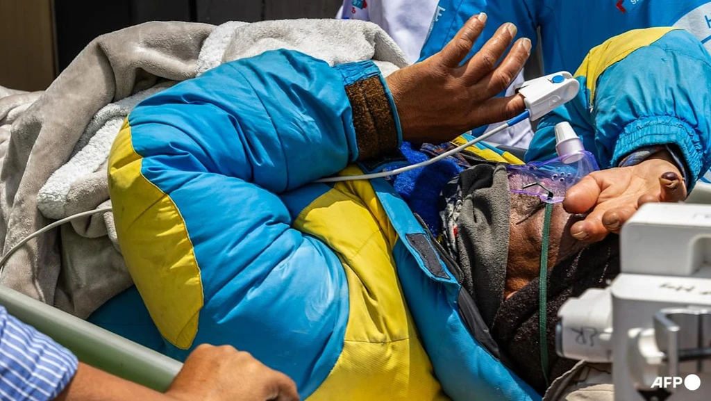Nepali Sherpa Found Alive After 6 Days on Everest