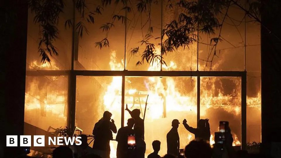 Inside the Night Mob Burned a Bangladeshi Newspaper