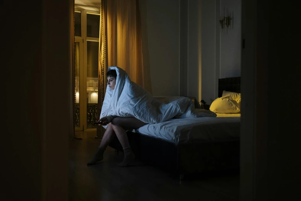 Nighttime Overthinking: Neuroscience Explains Unresolved Emotional Filing