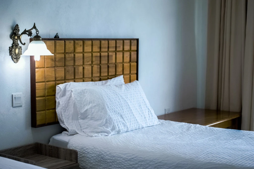 Why Midlife Sleep Improves in Hotels: The Cognitive Science of Unfinished Tasks