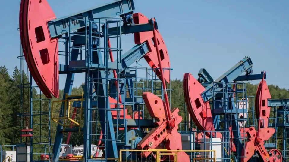 Oil Surges to 7-Month High Amid US-Iran Tensions and Trade Policy Uncertainty