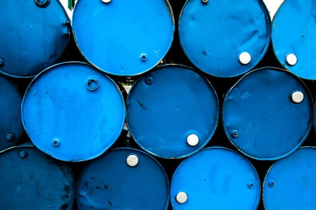 Oil Futures Spike 5% on Hyperliquid Amid U.S.-Israel Strikes in Iran