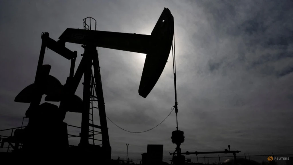 Oil Prices Drop 2% as Trump Halts Iran Strike Plan for Talks