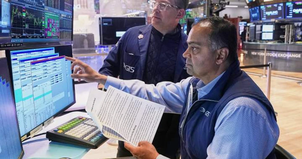 Oil Surges, US Stocks Hold Near Records Amid Iran War
