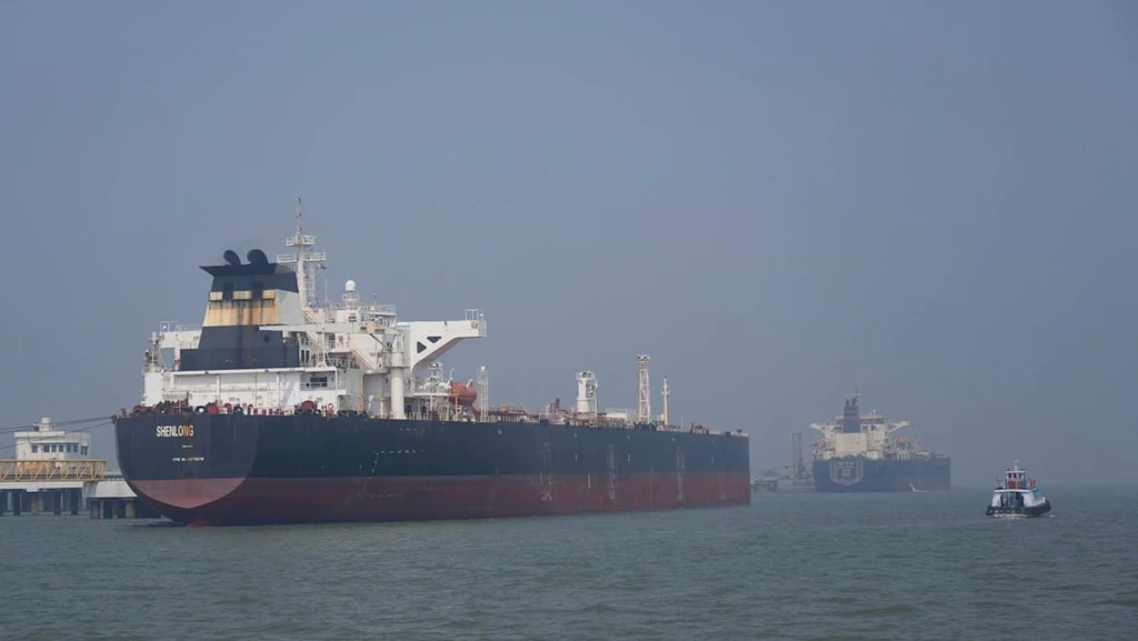 Oil Surges Past $100, Asian Markets Decline Amid Geopolitical Tensions