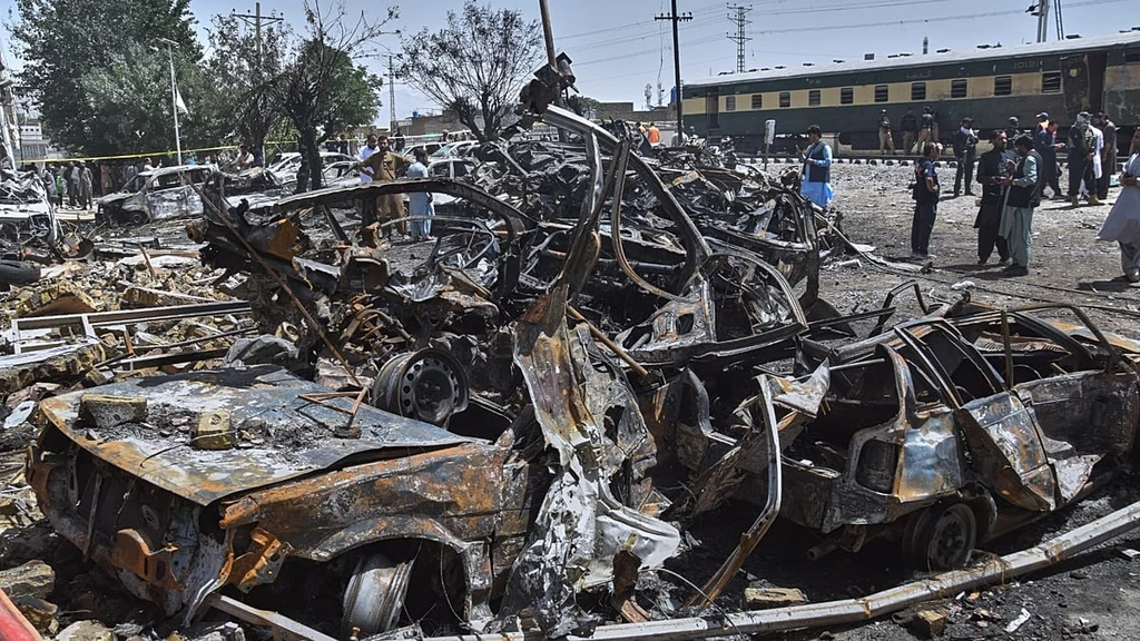 Train Bombing in Pakistan Kills at Least 24