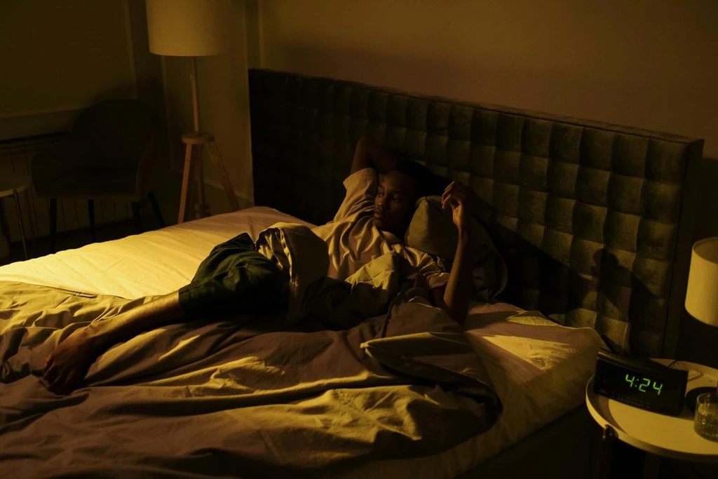 Nighttime Overthinking Linked to Early Life Insecurity